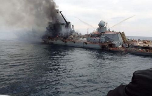 Крейсер "Москва" виходить з бухти Севастополя в останню путь. ВІДЕО